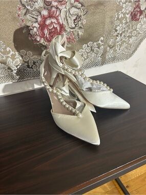 Women’s Pearl-Strap Satin Pointed Toe Heels in Ivory
SOLD OUT